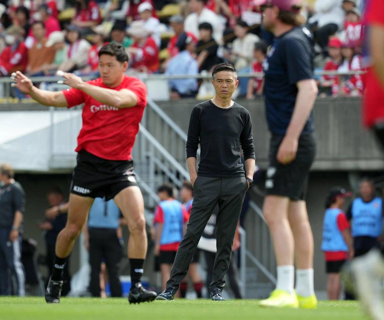 横浜対神戸　試合前練習で選手の動きを見る横浜の沢木監督（撮影・たえ見朱実）