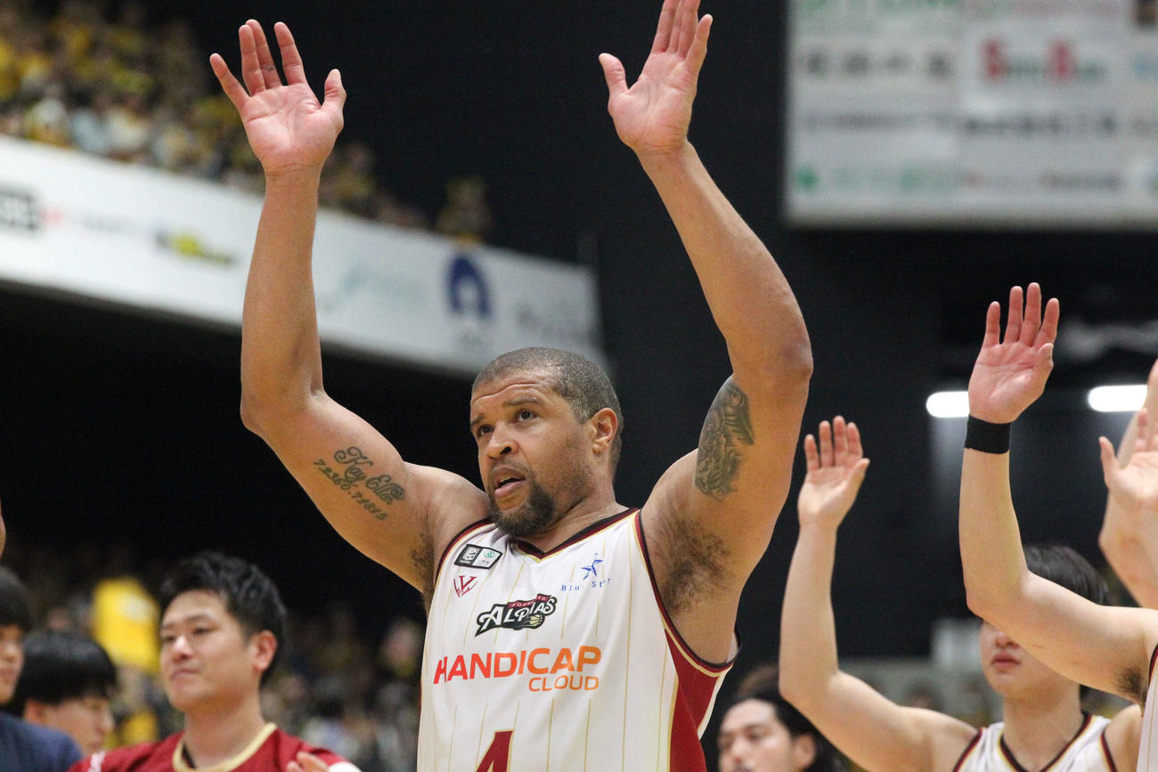 宇都宮対越谷　今季限りで引退する越谷ジェフ・ギブスは古巣の宇都宮のファンらにあいさつ（撮影・沢田啓太郎）