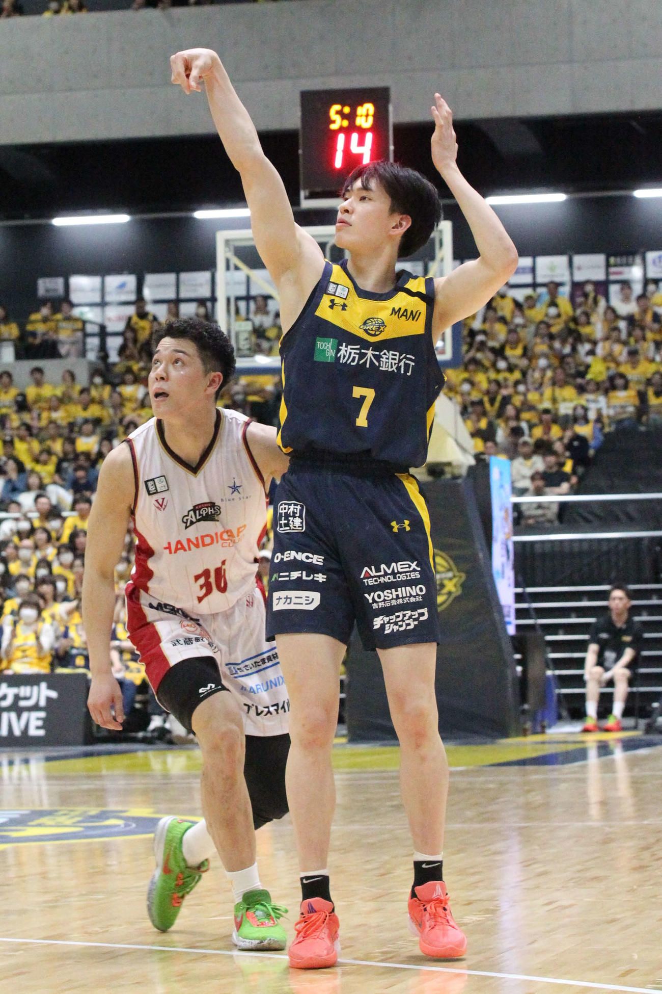 宇都宮対越谷　シュートを放つ宇都宮の小川敦也（撮影・沢田啓太郎）