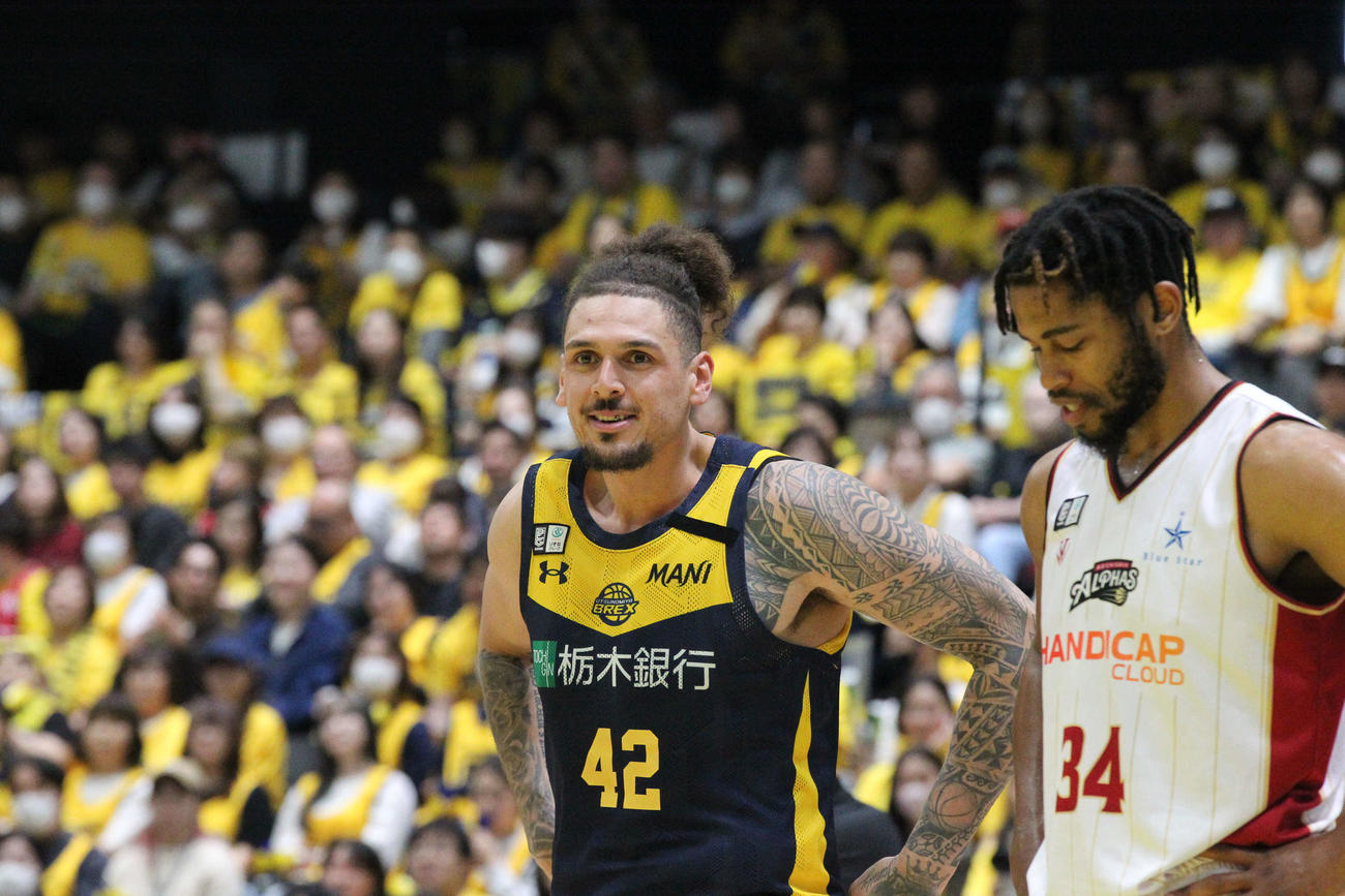 宇都宮対越谷　勝率1位でのCS出場を決めた宇都宮。チーム最多の14得点をマークしたアイザック・フォトゥも笑顔（撮影・沢田啓太郎）　