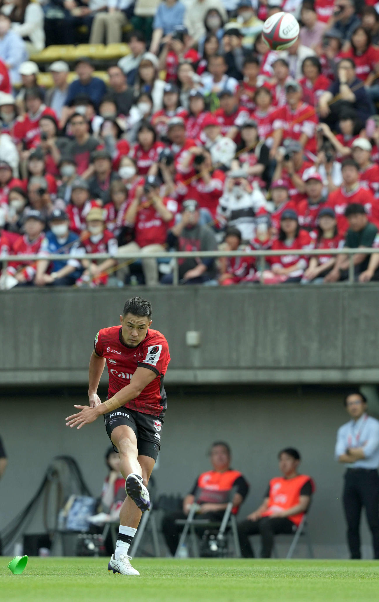 横浜対神戸　前半、コンバージョンキックを外す横浜田村（撮影・たえ見朱実）