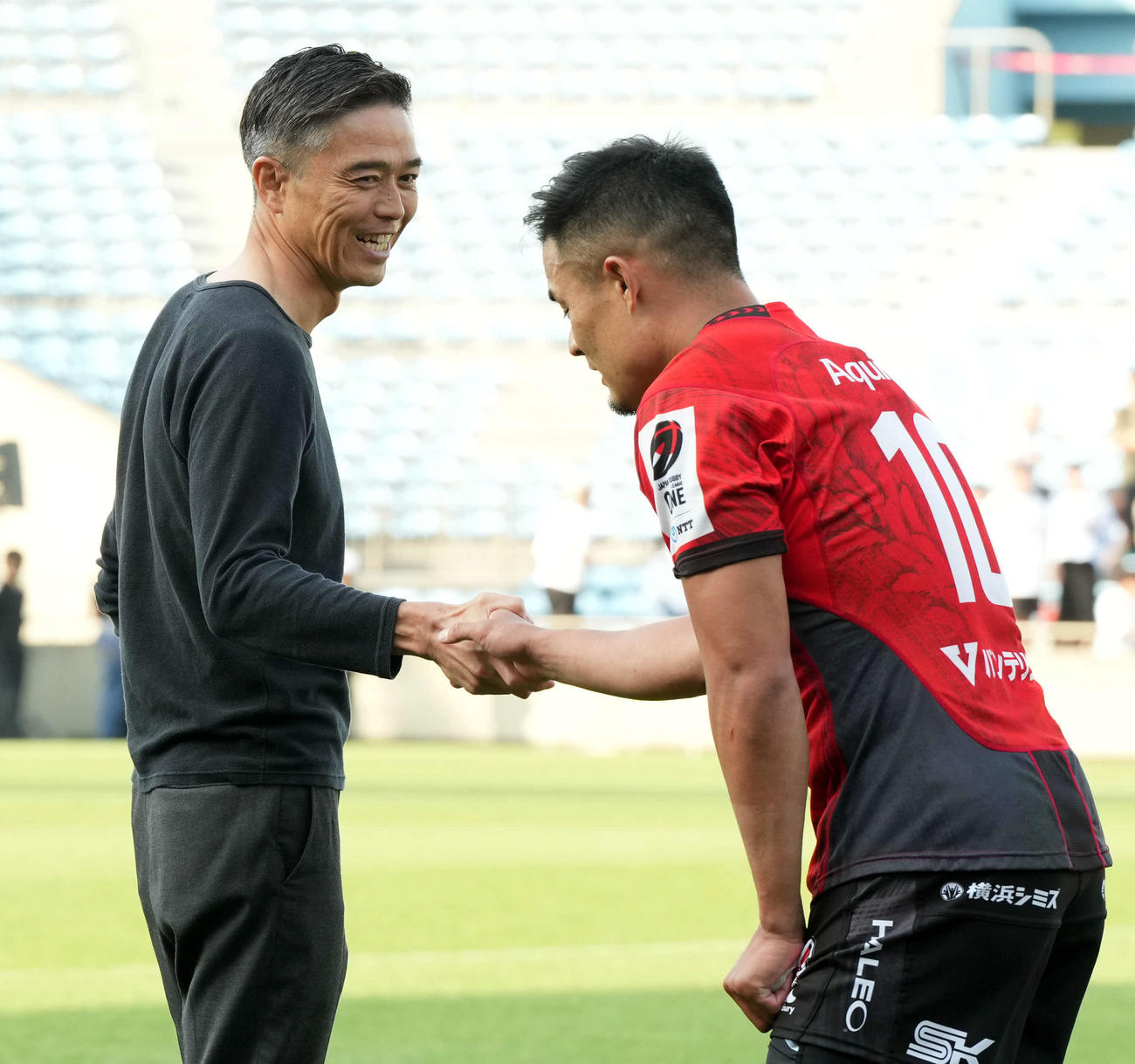 横浜対神戸　試合終了後、田村と握手を交わす横浜の沢木監督（撮影・たえ見朱実）