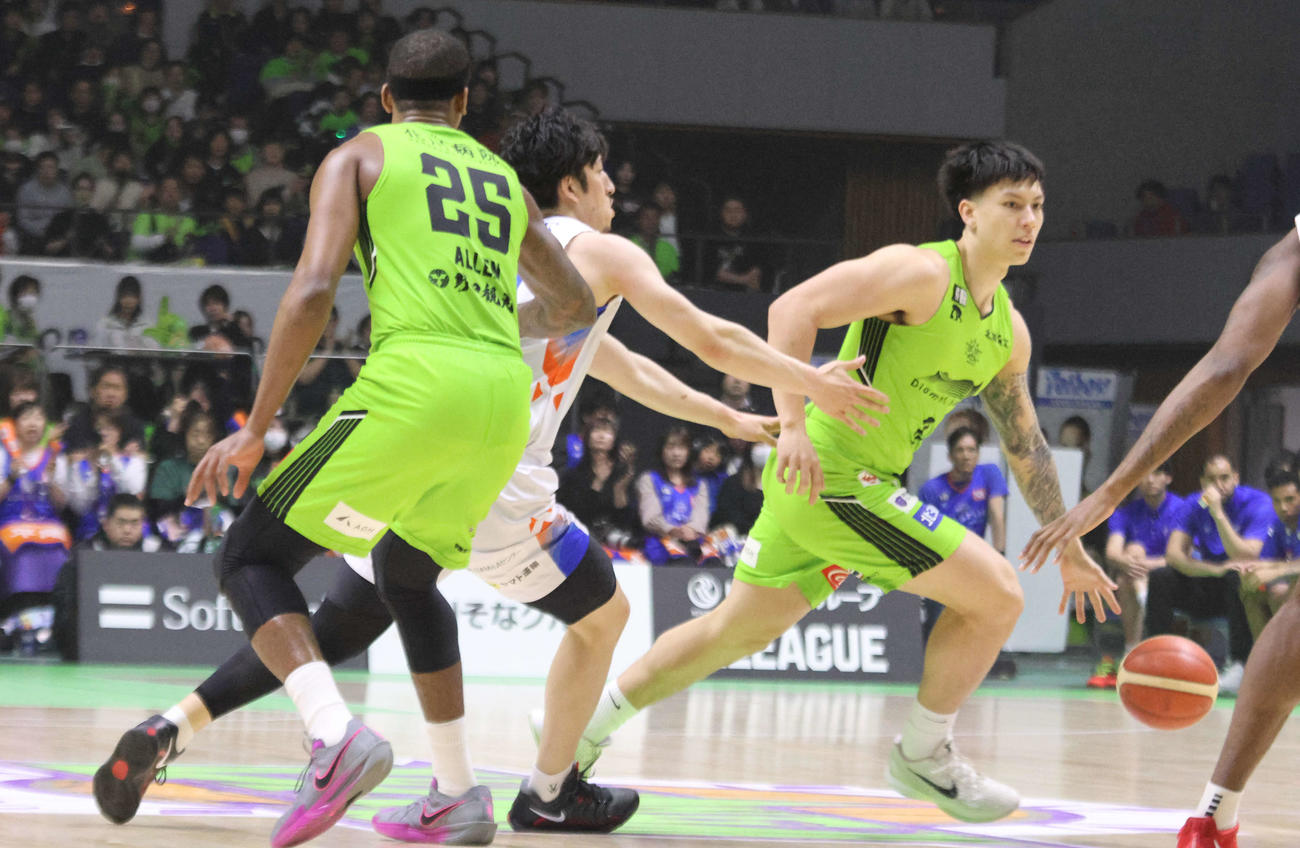 ボールを運ぶレバンガ北海道のドワイト・ラモス（右）（撮影・保坂果那）