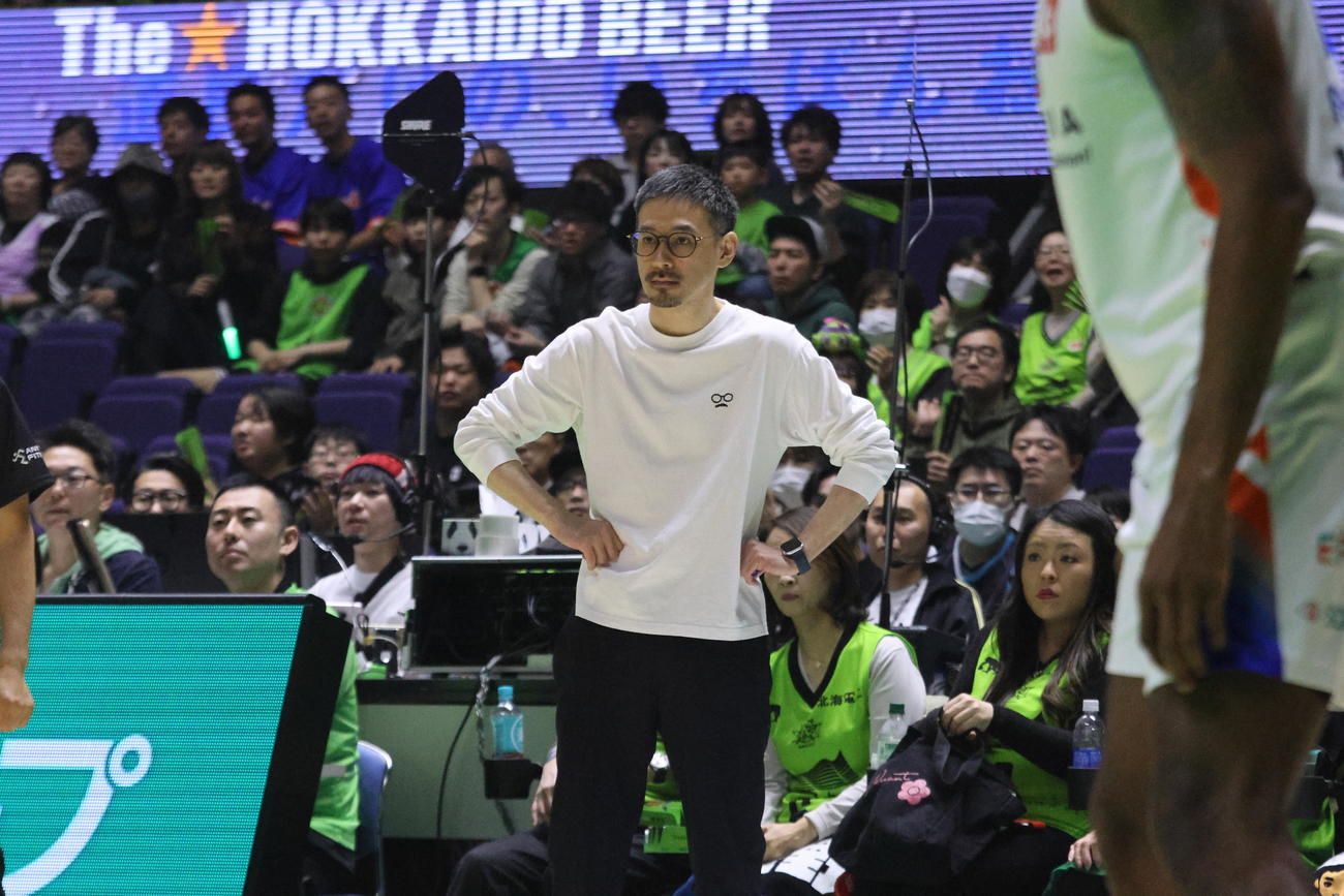 試合を見守るレバンガ北海道の小野寺監督（撮影・保坂果那）