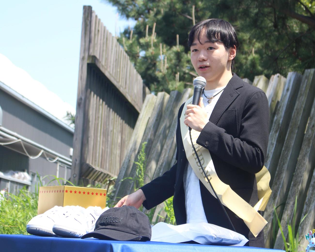 プレゼント抽選会を行う鍵山（撮影・勝部晃多）