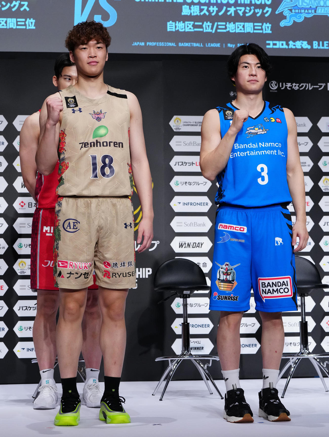 Bリーグチャンピオンシップ進出会見でガッツポーズを見せる琉球の脇（左）と島根の安藤（撮影・江口和貴）