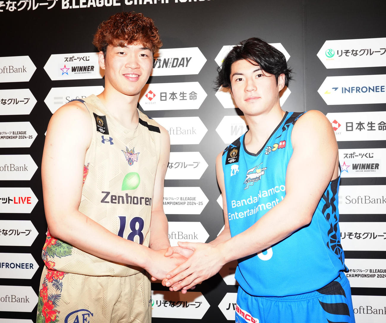 Bリーグチャンピオンシップ進出会見後、握手を交わす琉球の脇（左）と島根の安藤（撮影・江口和貴）