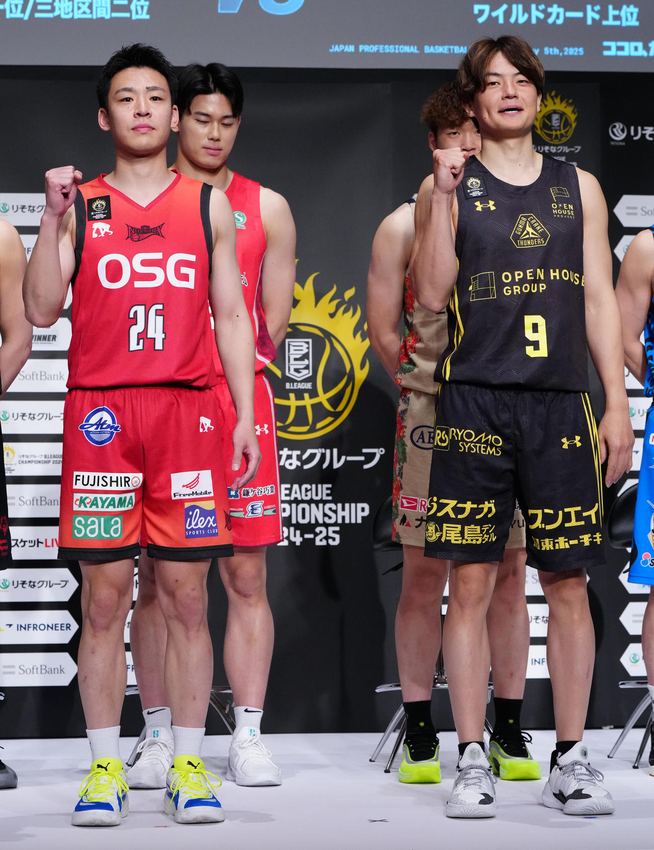 Bリーグチャンピオンシップ進出会見でガッツポーズを見せる三遠の佐々木（左）と群馬の辻（撮影・江口和貴）