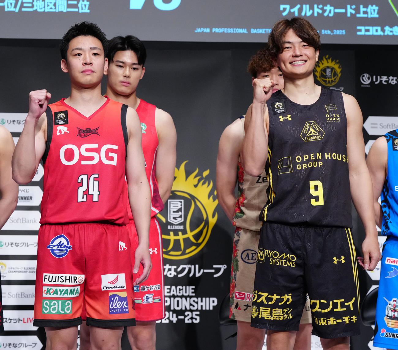 Bリーグチャンピオンシップ進出会見でガッツポーズを見せる三遠の佐々木（左）と群馬の辻（撮影・江口和貴）