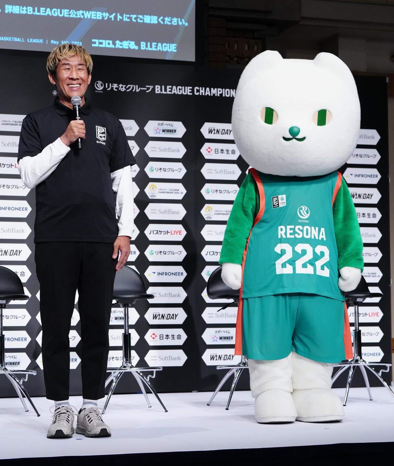 Bリーグチャンピオンシップ進出会見に臨む麒麟の田村裕（左）とりそなグループのマスコットキャラクターりそにゃ（撮影・江口和貴）