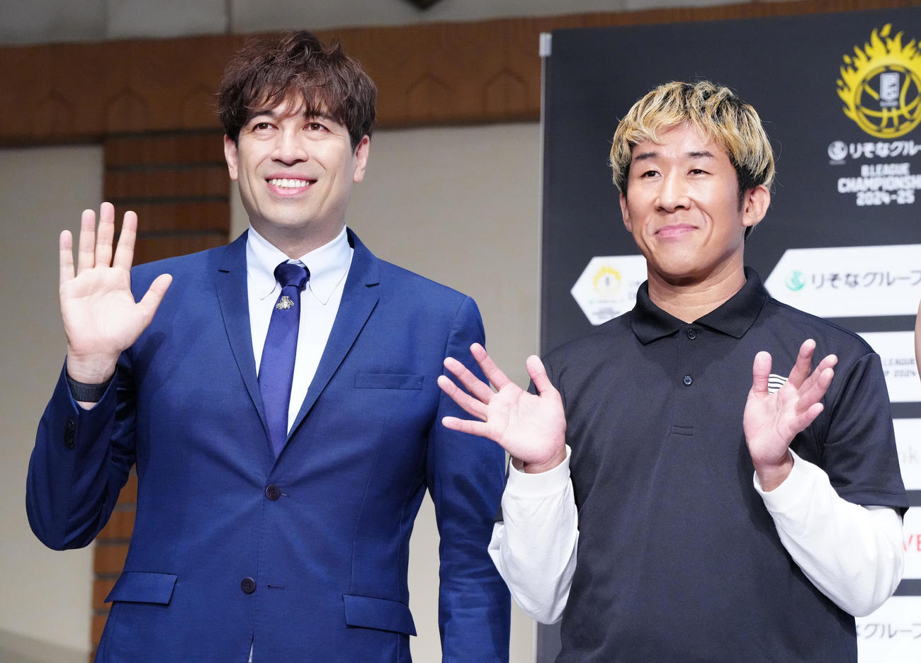 Bリーグチャンピオンシップ進出会見に臨む麒麟の田村裕（右）と司会のサッシャ（撮影・江口和貴）