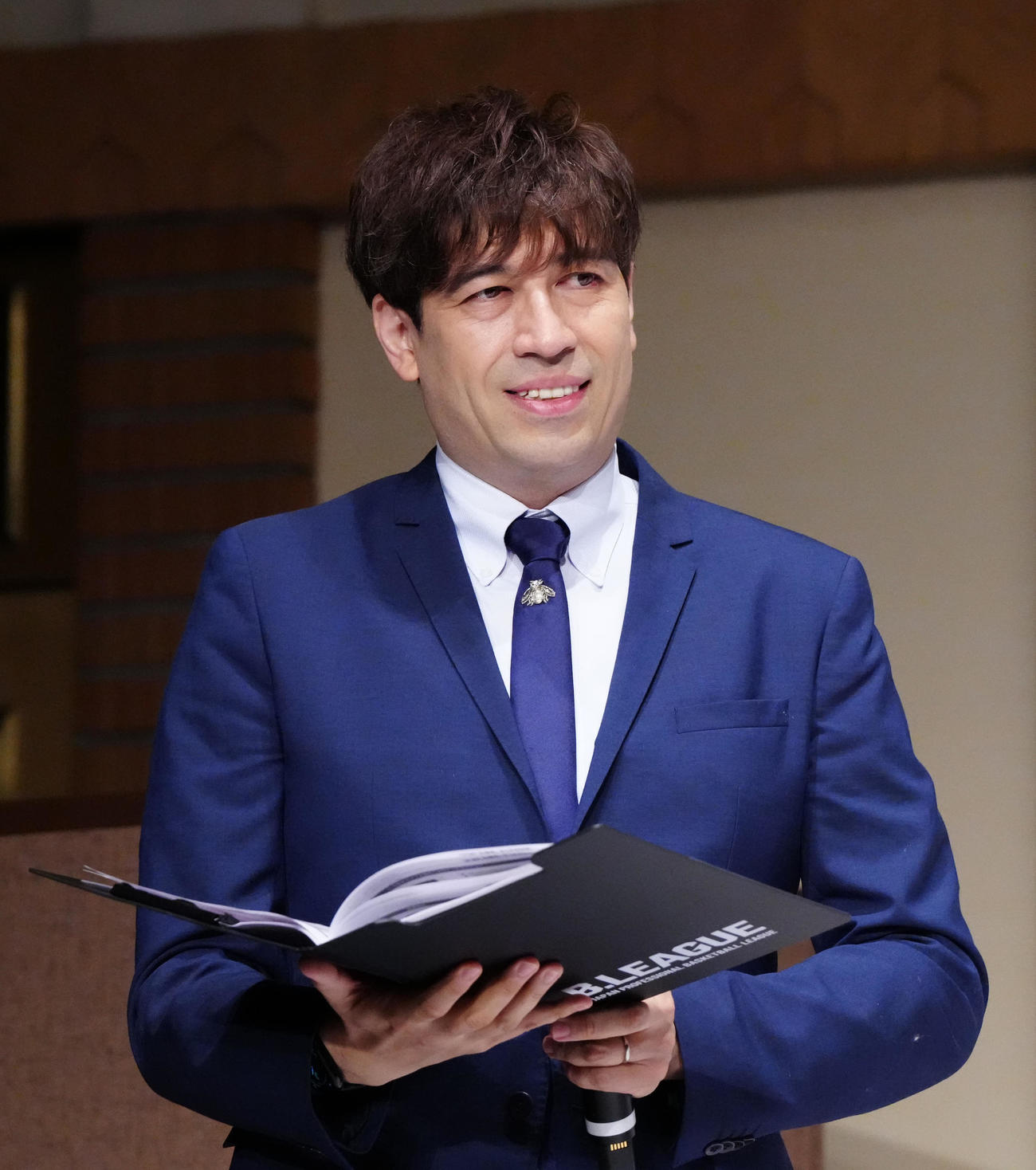 Bリーグチャンピオンシップ進出会見に臨む司会のサッシャ（撮影・江口和貴）