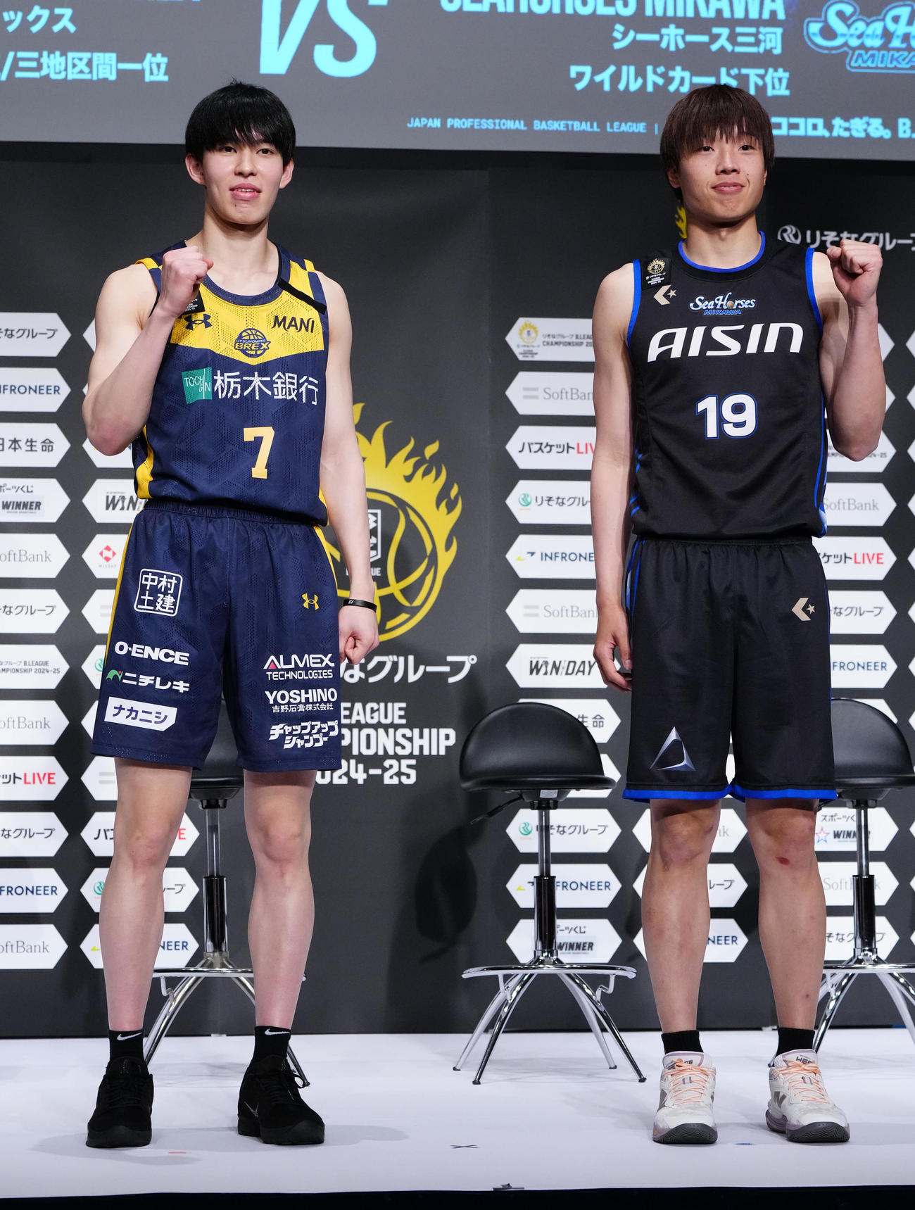 Bリーグチャンピオンシップ進出会見でガッツポーズを見せる宇都宮の小川（左）と三河の西田（撮影・江口和貴）