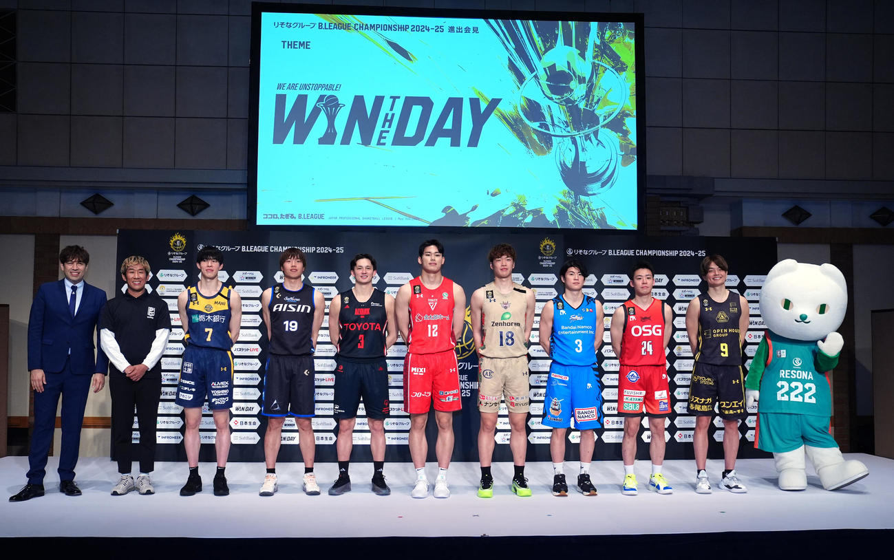 Bリーグチャンピオンシップ進出会見で写真に納まる、左から司会のサッシャ、麒麟田村裕、宇都宮の小川、三河の西田、A東京のテーブス、千葉Jの金近、琉球の脇、島根の安藤、三遠の佐々木、群馬の辻、りそなグループのマスコットキャラクターりそにゃ（撮影・江口和貴）