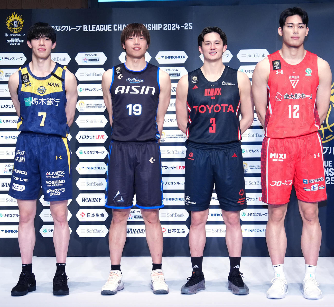 Bリーグチャンピオンシップ進出会見で写真に納まる、左から宇都宮の小川、三河の西田、A東京のテーブス、千葉Jの金近（撮影・江口和貴）