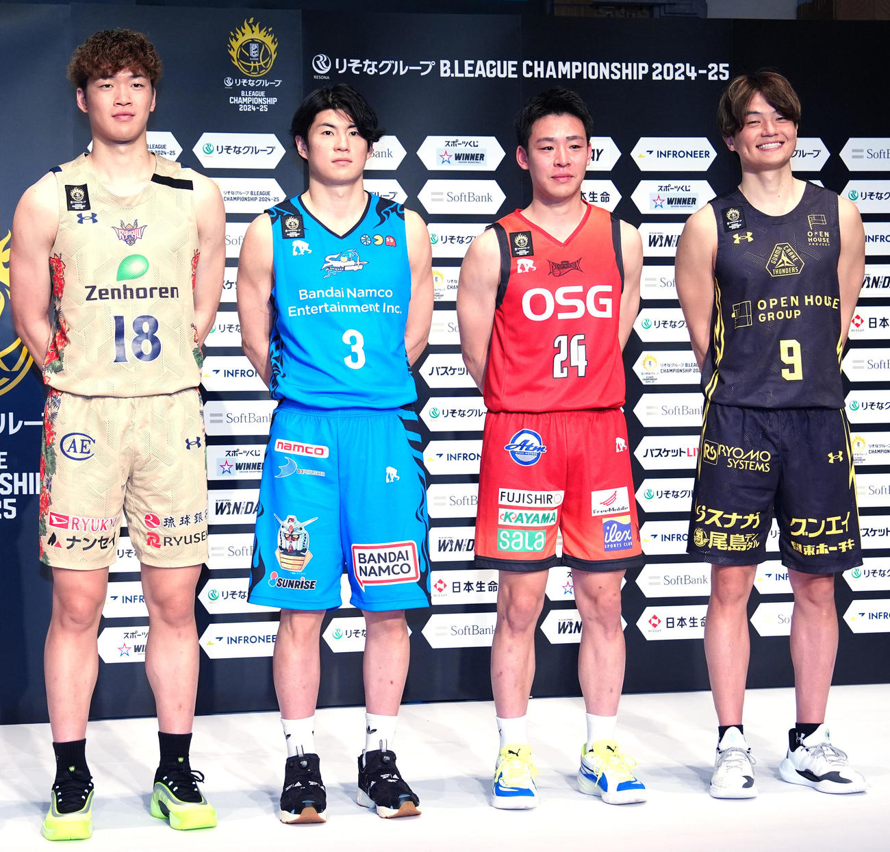 Bリーグチャンピオンシップ進出会見で写真に納まる、左から琉球の脇、島根の安藤、三遠の佐々木、群馬の辻（撮影・江口和貴）