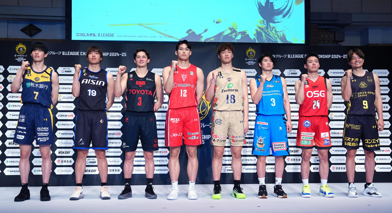 Bリーグチャンピオンシップ進出会見で写真に納まる、左から宇都宮の小川、三河の西田、A東京のテーブス、千葉Jの金近、琉球の脇、島根の安藤、三遠の佐々木、群馬の辻（撮影・江口和貴）