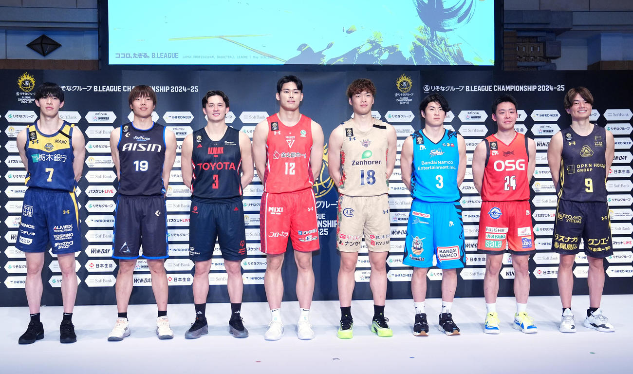 Bリーグチャンピオンシップ進出会見で写真に納まる、左から宇都宮の小川、三河の西田、A東京のテーブス、千葉Jの金近、琉球の脇、島根の安藤、三遠の佐々木、群馬の辻（撮影・江口和貴）