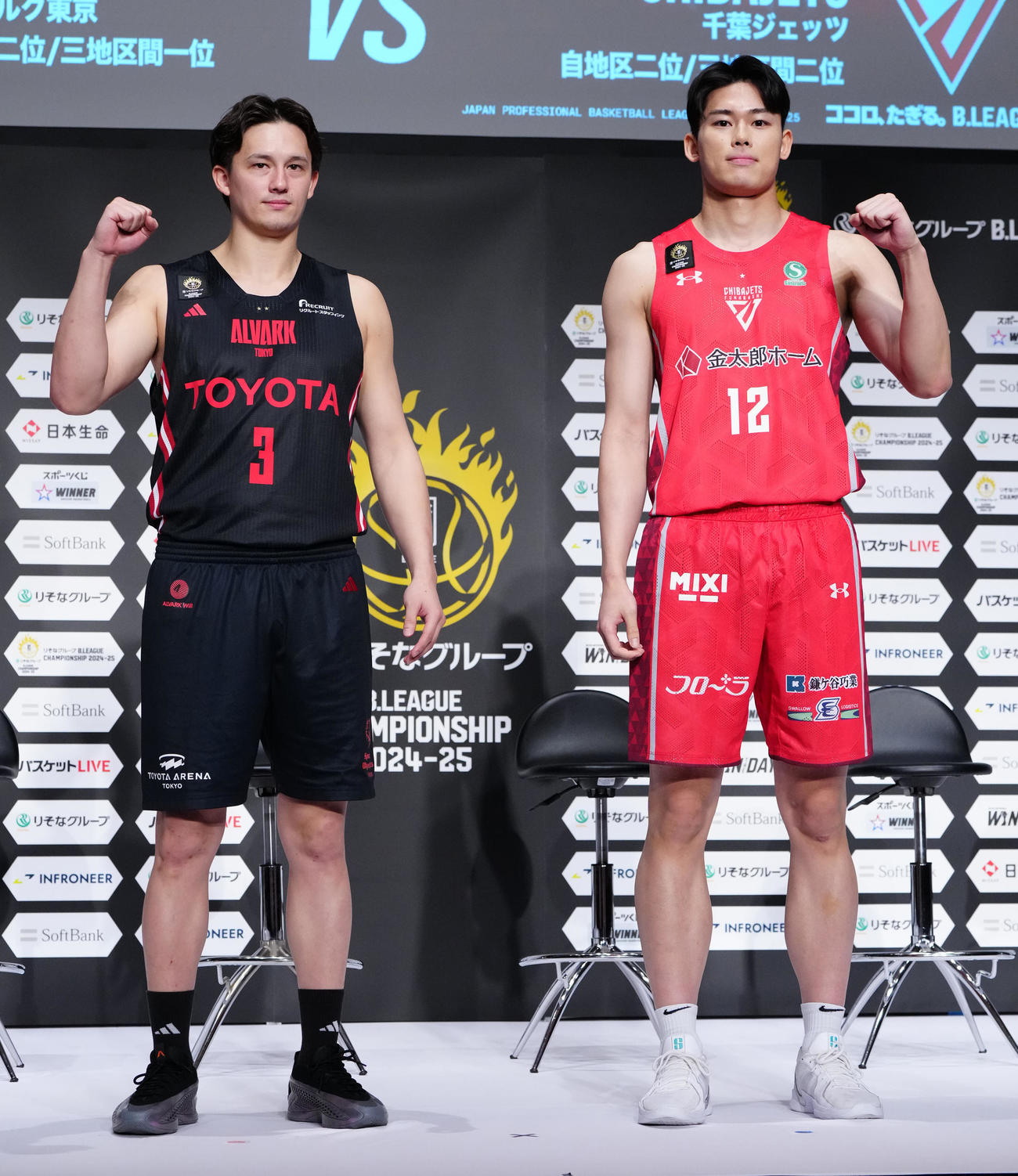 Bリーグチャンピオンシップ進出会見でガッツポーズを見せるA東京のテーブス（左）と千葉J金近（撮影・江口和貴）
