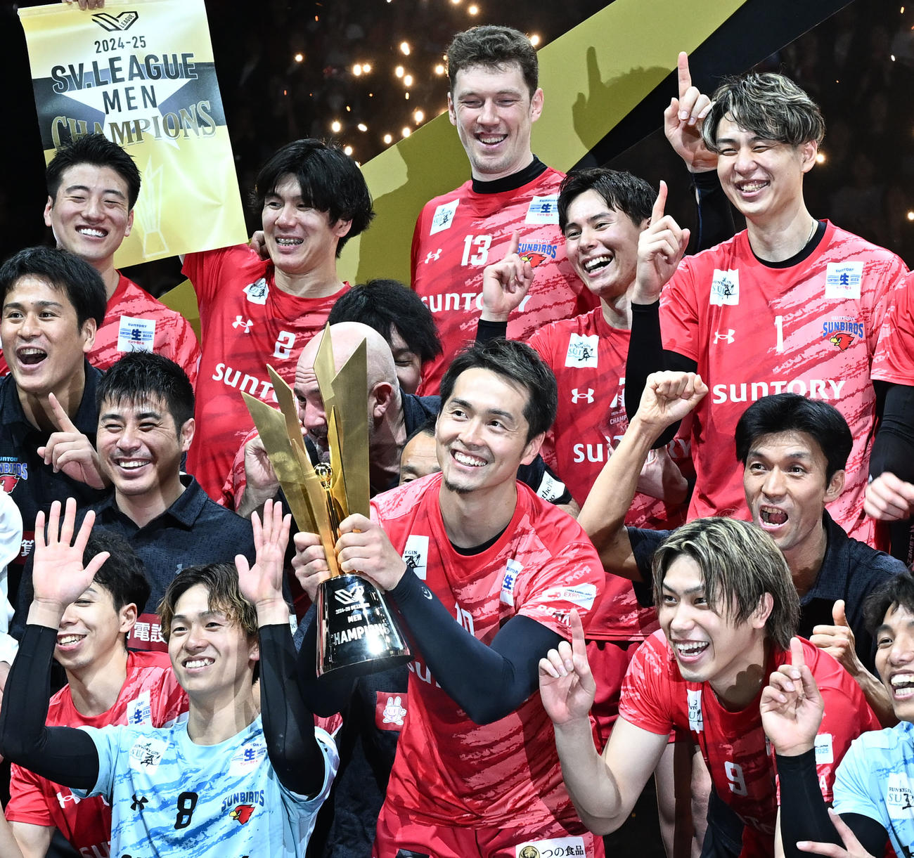 SVリーグ　サントリー対愛知　SVリーグの初代王者に輝き、喜ぶ高橋藍（後列右から2人目）らサントリーの選手たち（撮影・千葉一成）