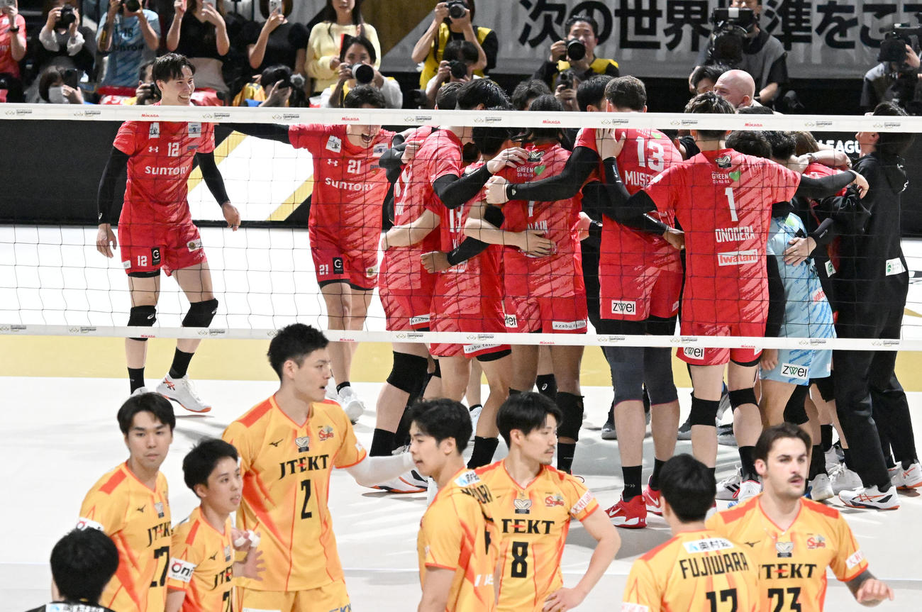SVリーグ　サントリー対愛知　ストレート勝ちで優勝を決め、喜ぶ高橋藍（奥左端）らサントリーの選手たち。手前は肩を落とす愛知の選手（撮影・千葉一成）