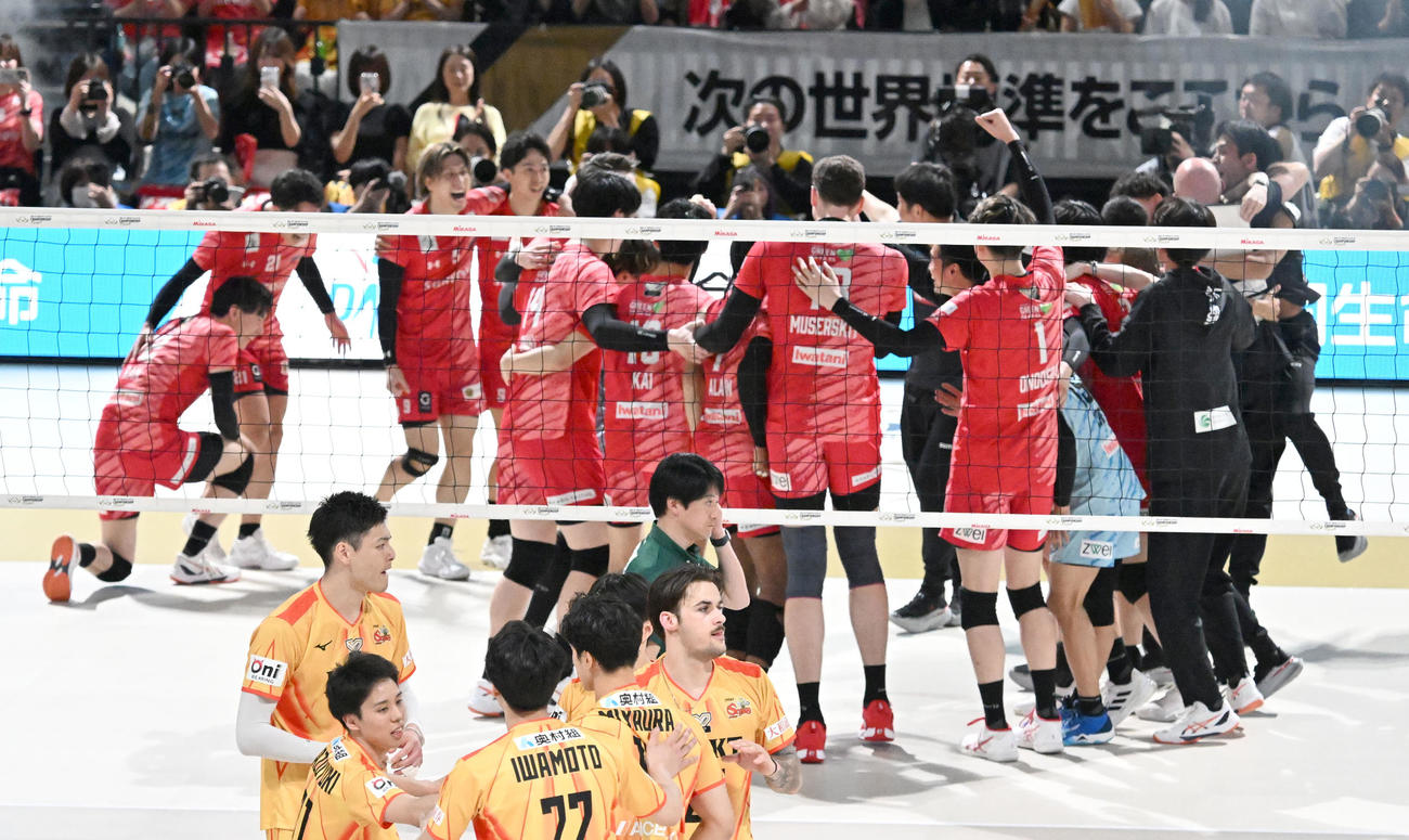 SVリーグ　サントリー対愛知　ストレート勝ちで優勝を決め、喜ぶサントリーの選手たち。手前は肩を落とす愛知の選手（撮影・千葉一成）