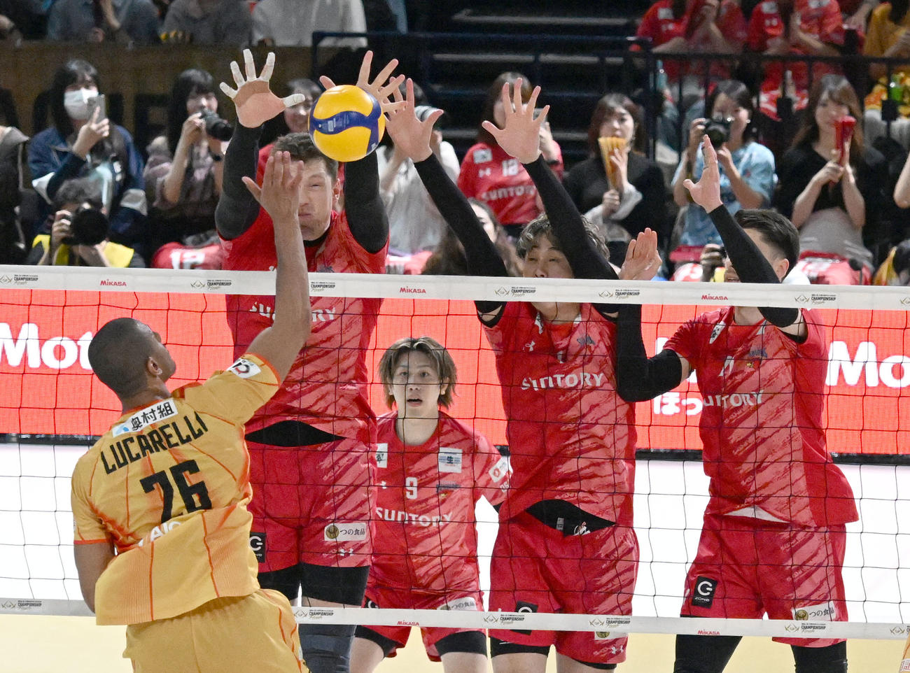 SVリーグ　サントリー対愛知　第3セット、愛知のルカレッリのスパイクをブロックする、左からサントリーのムセルスキー、小野寺、シリフカ（撮影・千葉一成）