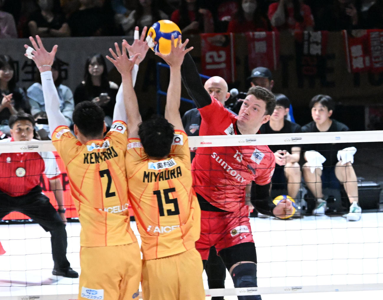 SVリーグ　サントリー対愛知　第1セット、スパイクを決めるサントリーのドミトリー・ムセルスキー（撮影・千葉一成）