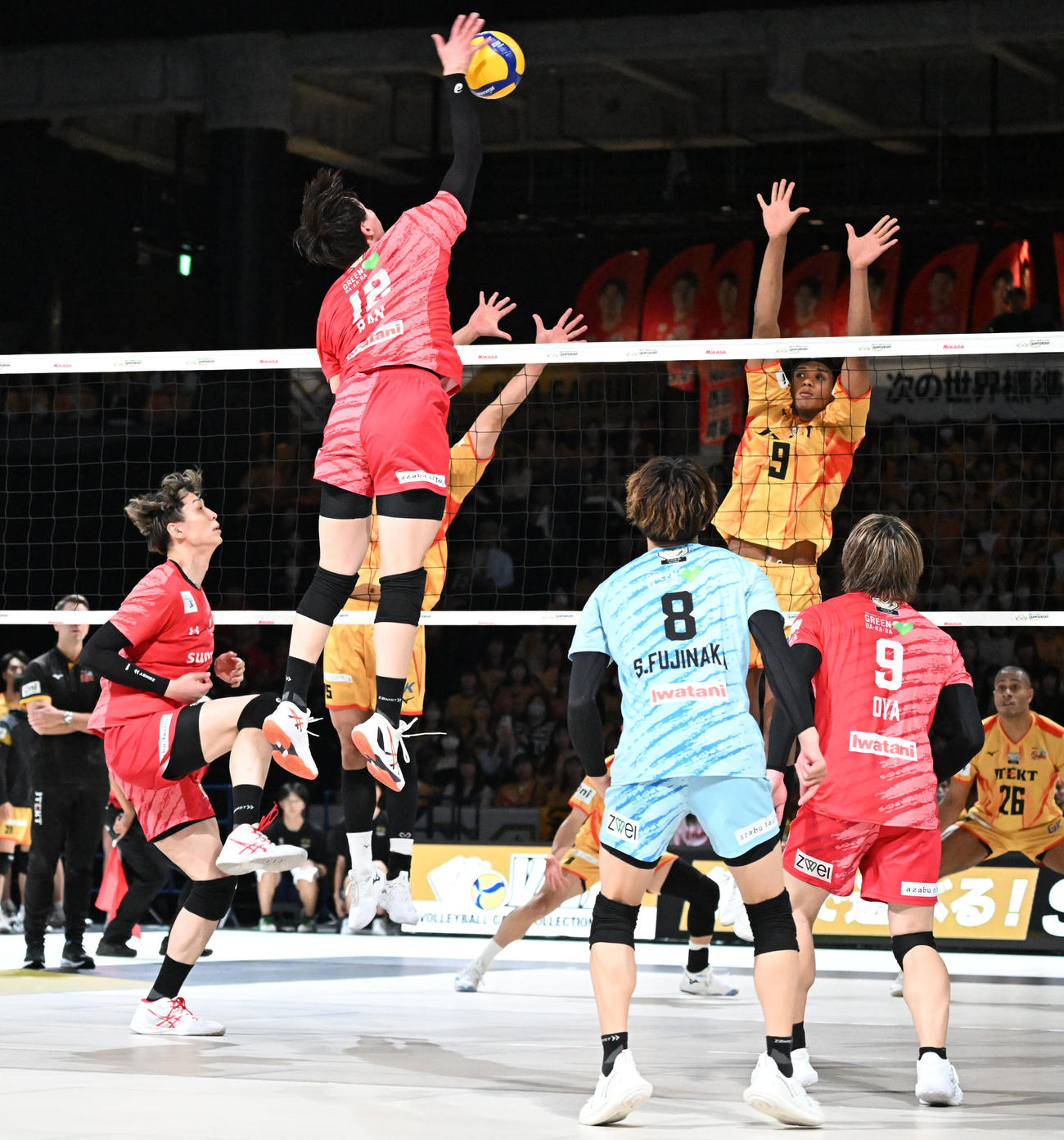 SVリーグ　サントリー対愛知　第1セット、スパイクを決める高橋藍（撮影・千葉一成）