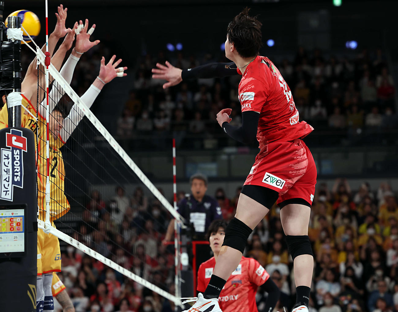 SVリーグ男子チャンピオンシップファイナル　ゲーム1　サントリー対愛知　第4セット、サントリーの高橋藍はアタックを打ち込む（撮影・山本朝陽）