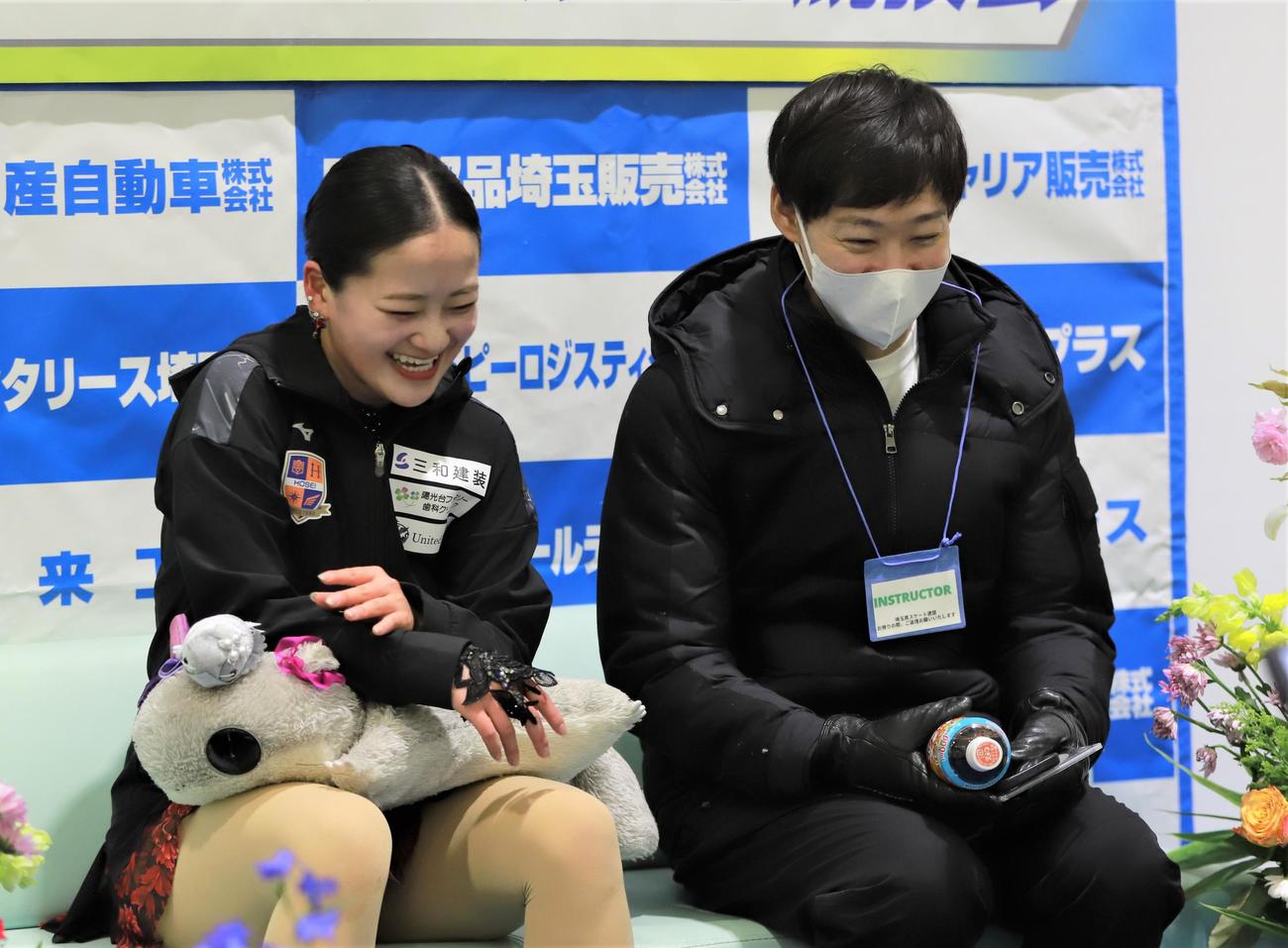 サイニチホールディングス杯　シニア女子フリーで得点を待つ渡辺（左）と中庭健介コーチ（撮影・藤塚大輔）