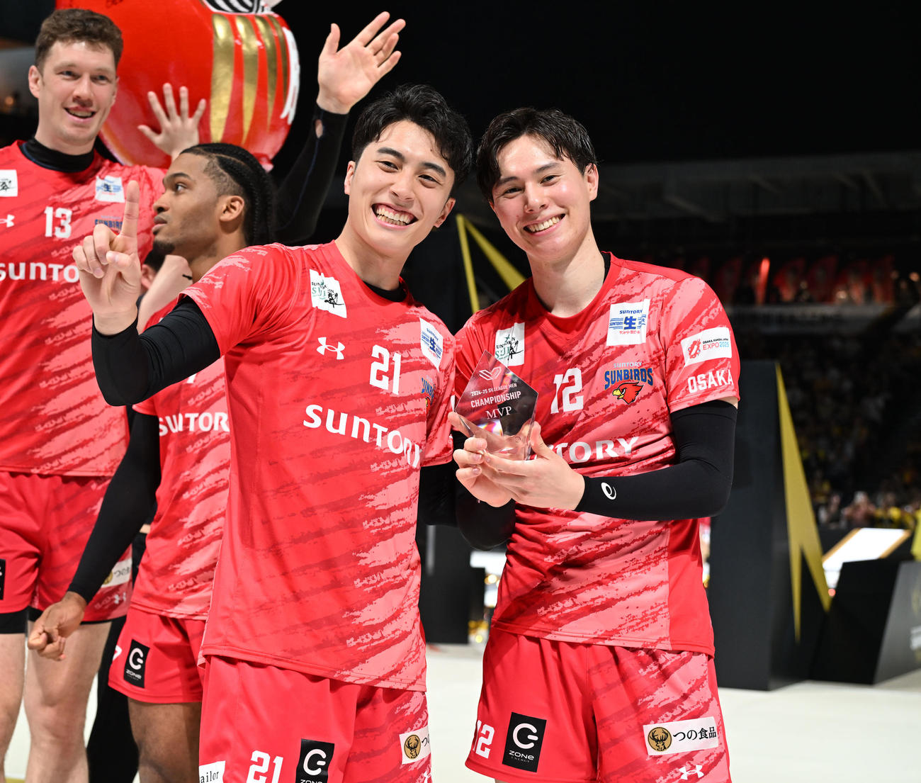 SVリーグ　サントリー対愛知　SVリーグの初代王者に輝き、チャンピオンシップMVPのトロフィーを手に、兄の塁（左）と笑顔を見せる高橋藍（撮影・千葉一成）