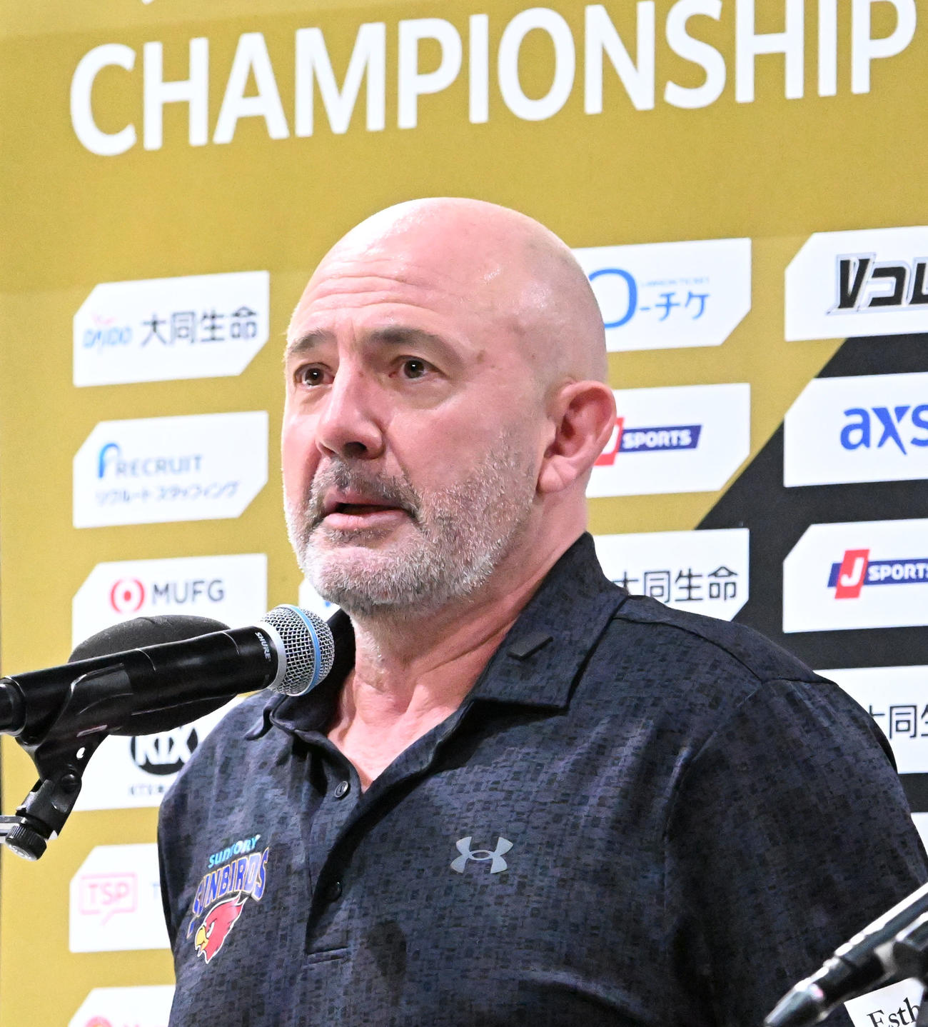 SVリーグ　サントリー対愛知　勝利者インタビューに応えるサントリーのオリビエ・キャット監督（撮影・千葉一成）