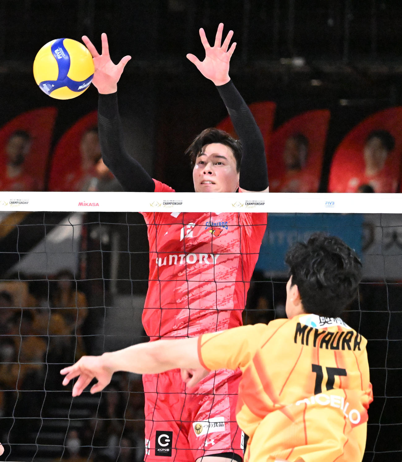 SVリーグ　サントリー対愛知　第2セット、ブロックするサントリーの高橋藍（撮影・千葉一成）