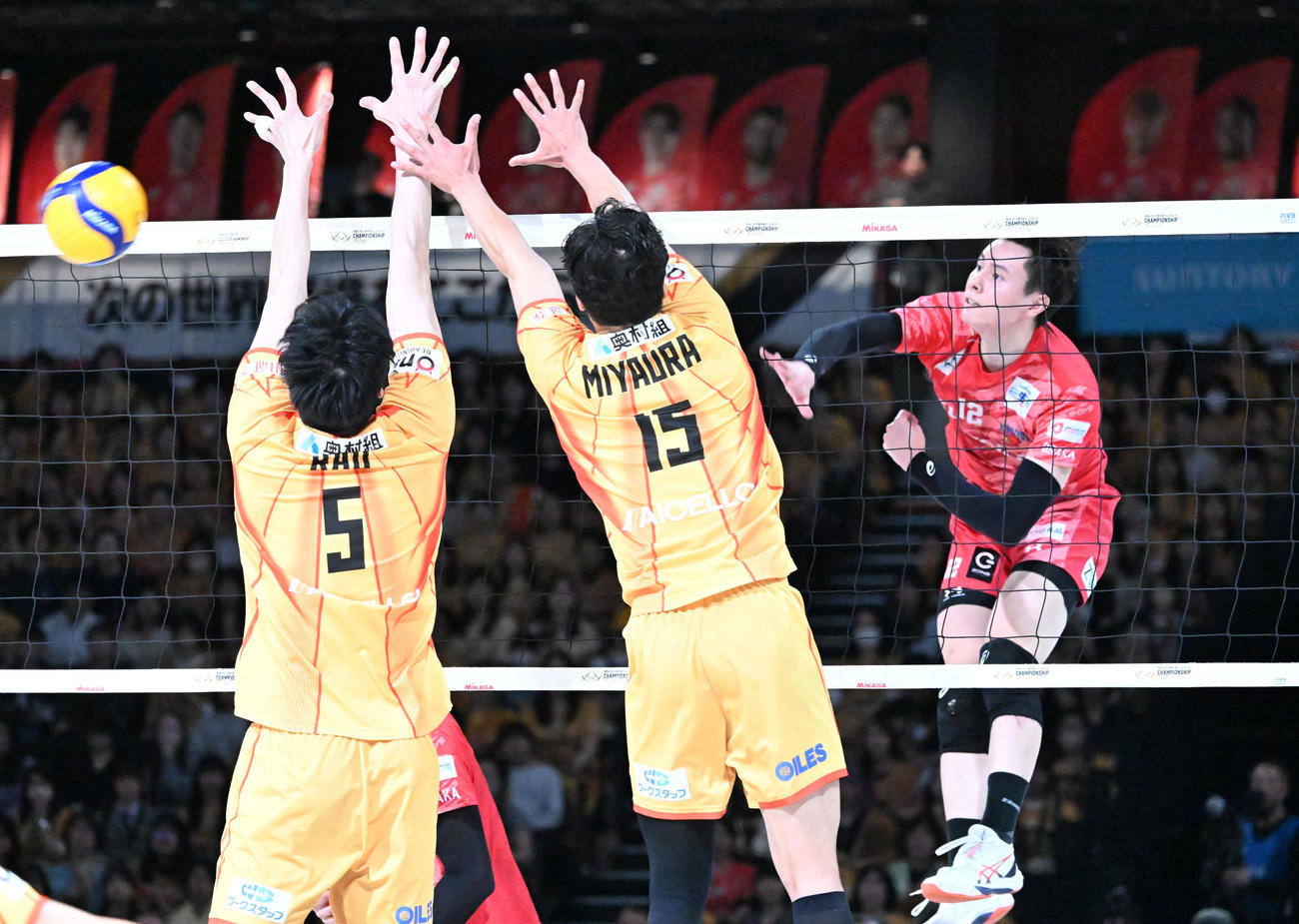 SVリーグ　サントリー対愛知　第2セット、スパイクを決めるサントリーの高橋藍＝（撮影・千葉一成）