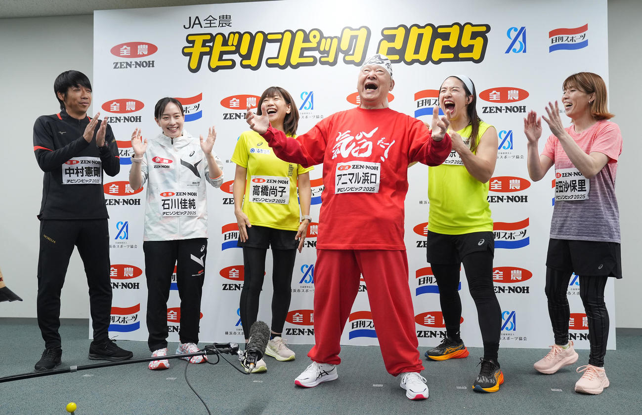 アニマル浜口（右から3人目）の音頭で盛り上がる、右から吉田沙保里、浜口京子、1人おいて、高橋尚子、石川佳純、中村憲剛（撮影・垰建太）
