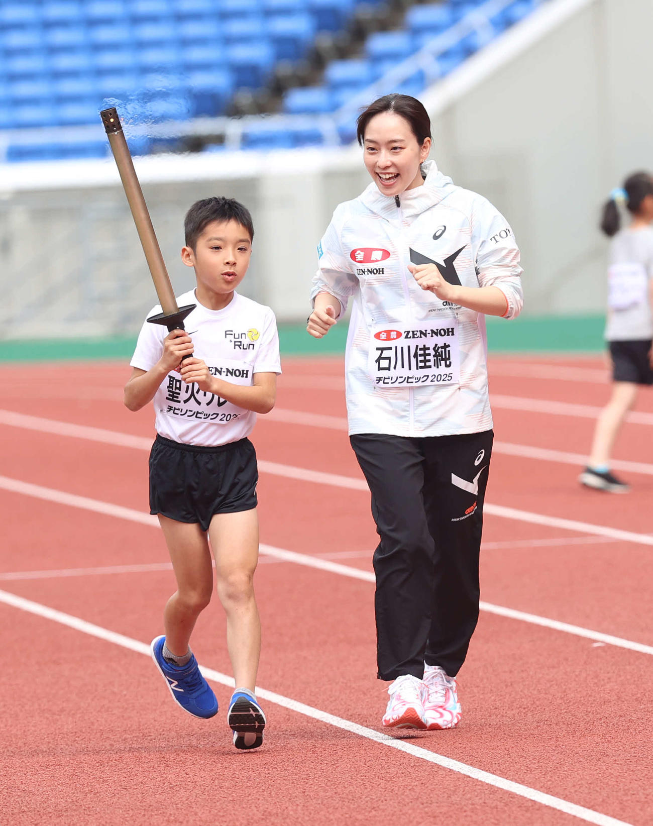 チビリンピックで聖火リレーに参加する石川佳純（撮影・水谷安孝）