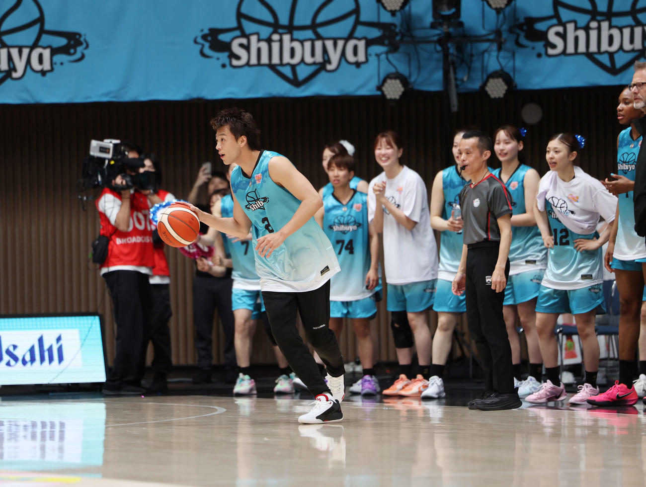 第3Q、Shibuyaメンバーに見守られながらドリブルをする竹内涼真（撮影・増田悦実）