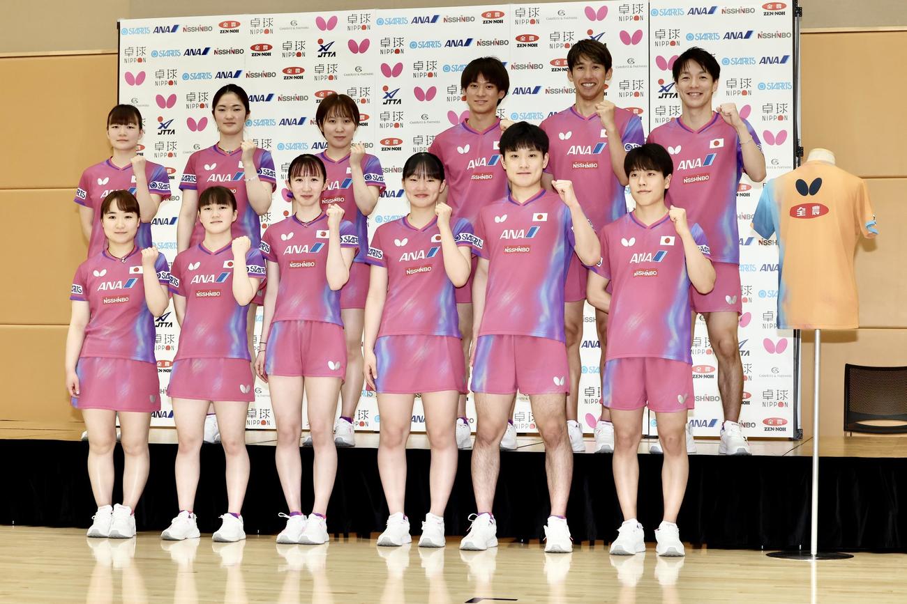新ユニホームでフォトセッションに臨む、前列左から伊藤、大藤、早田、張本美、張本智、篠塚、後列左から横井、木原、平野、戸上、吉村、松平（撮影・河田真司）