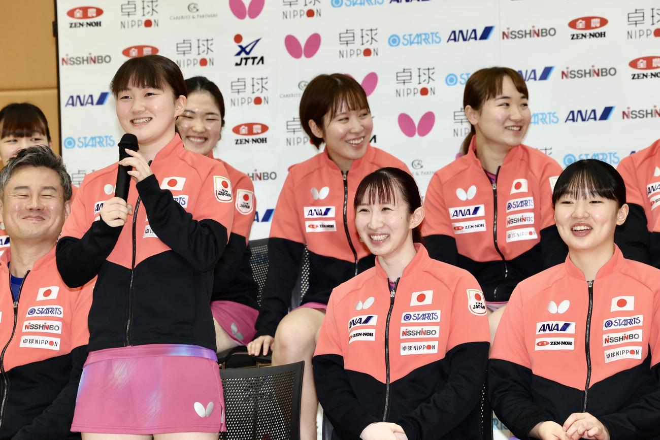 記者会見で笑顔を見せる大藤（手前左から2人目）ら卓球女子日本代表（撮影・河田真司）