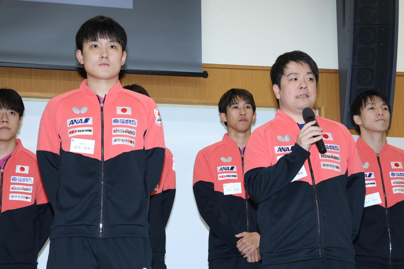 壮行会であいさつする卓球男子日本代表岸川監督（手前右）。同左は張本智（撮影・河田真司）