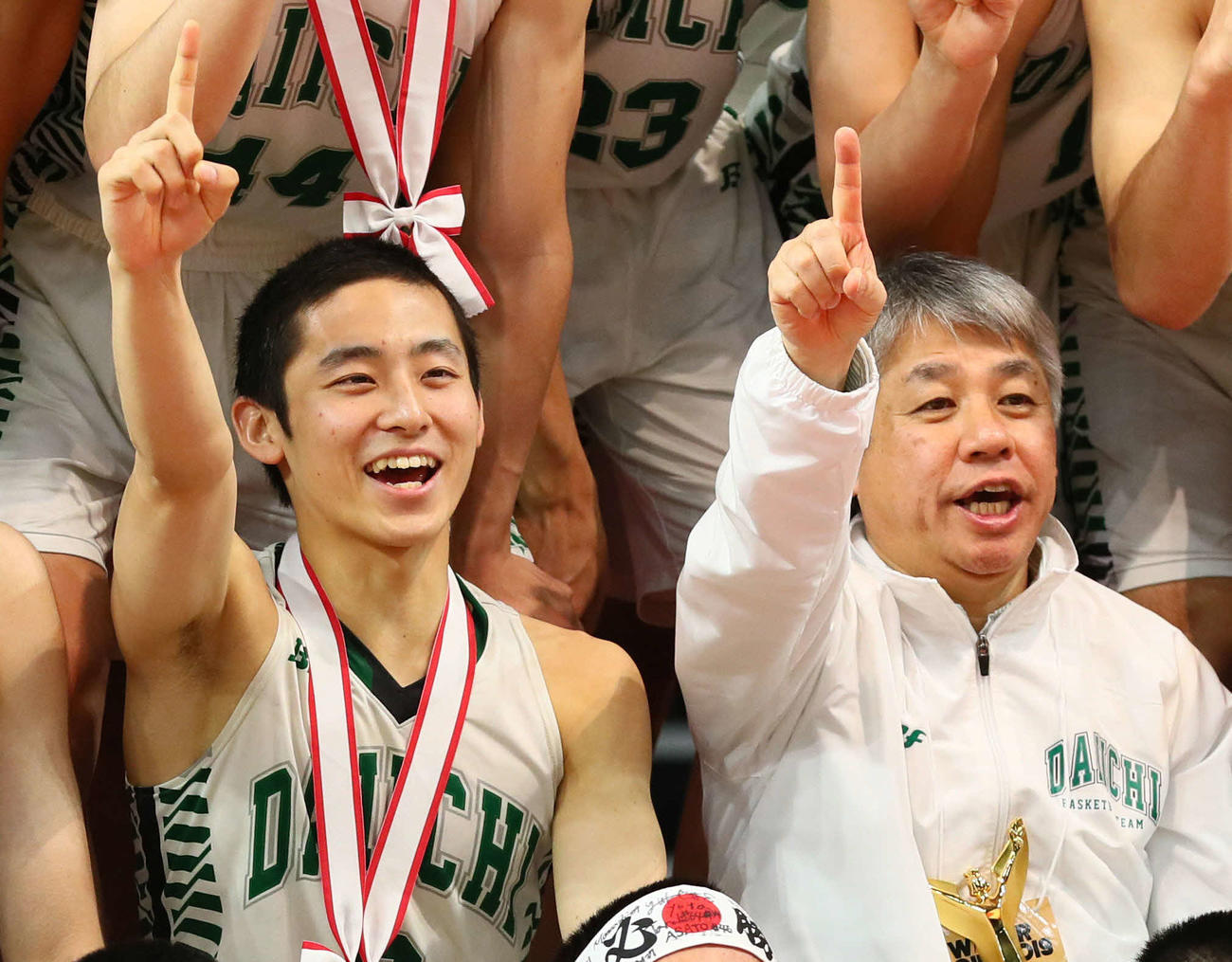19年12月、全国選手権で優勝し笑顔の福岡第一・河村（左）と井手口監督