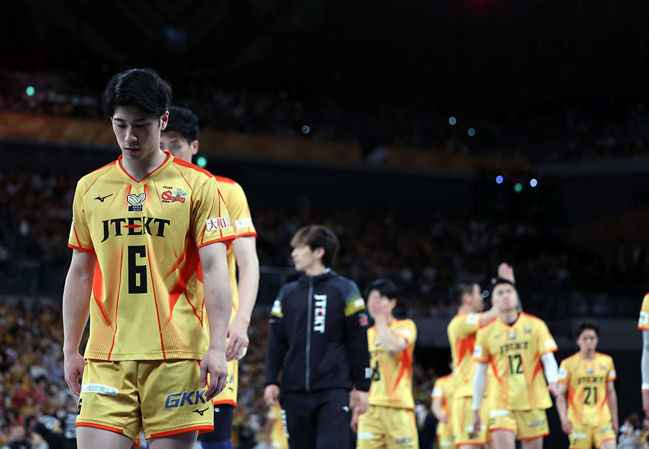 SVリーグ男子チャンピオンシップファイナル　ゲーム1　サントリー対愛知　愛知は試合に敗れ下を向く（2025年5月3日撮影）