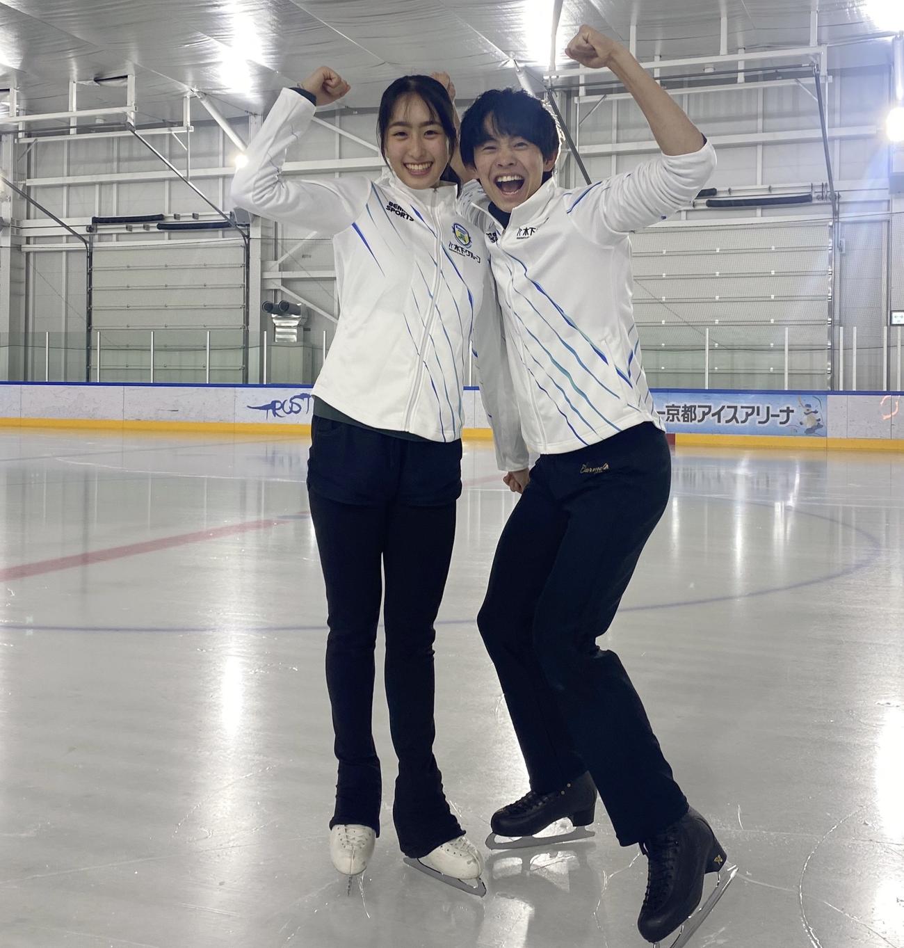 アイスダンスのカップルを結成し、笑顔を見せる櫛田育良（左）、島田高志郎組