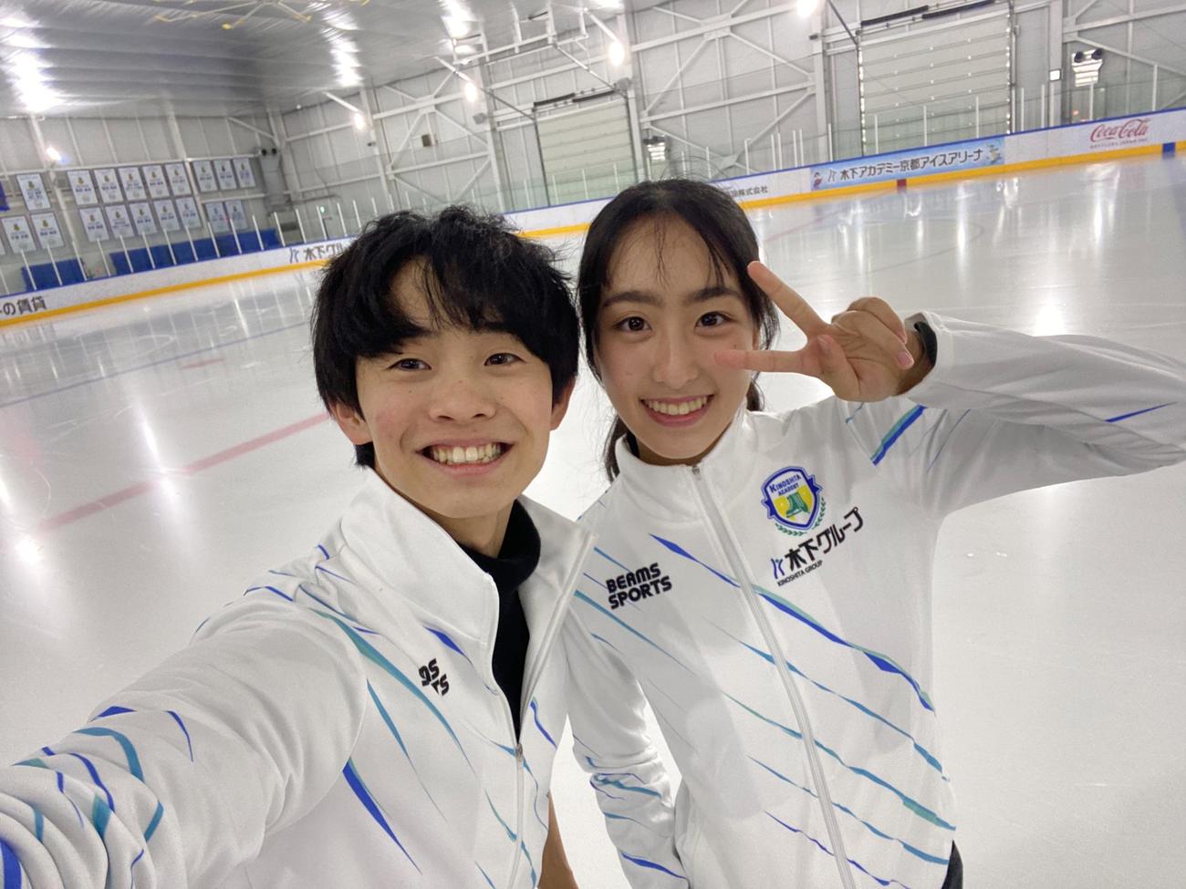 アイスダンスのカップルを結成し、笑顔を見せる櫛田育良（右）、島田高志郎組