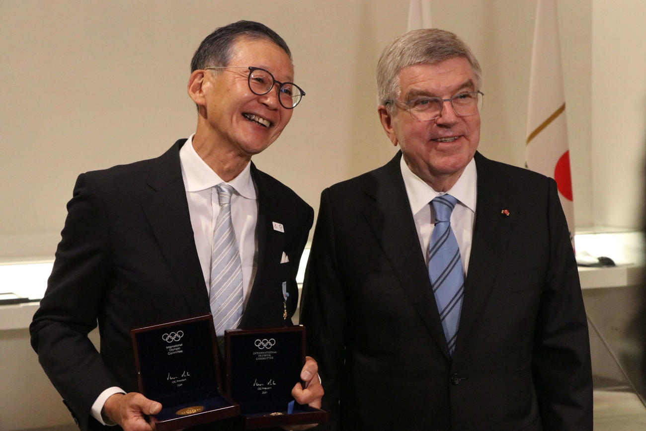 笑顔を見せる、左から酒井邦彦JOC副会長、トーマス・バッハIOC会長（撮影・北村健龍）