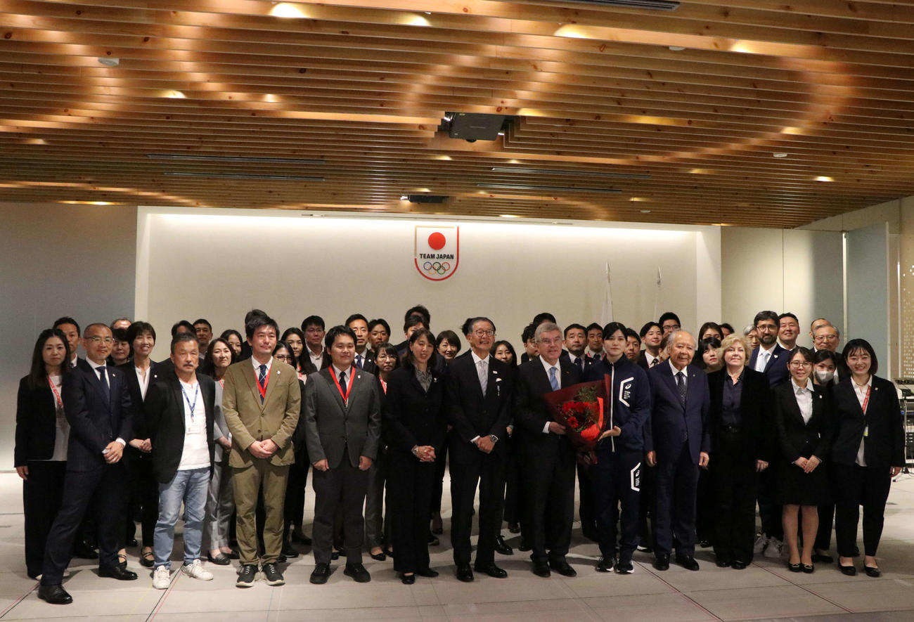 フォトセッションに臨むトーマス・バッハIOC会長（左から7番目）とJOC職員たち（撮影・北村健龍）