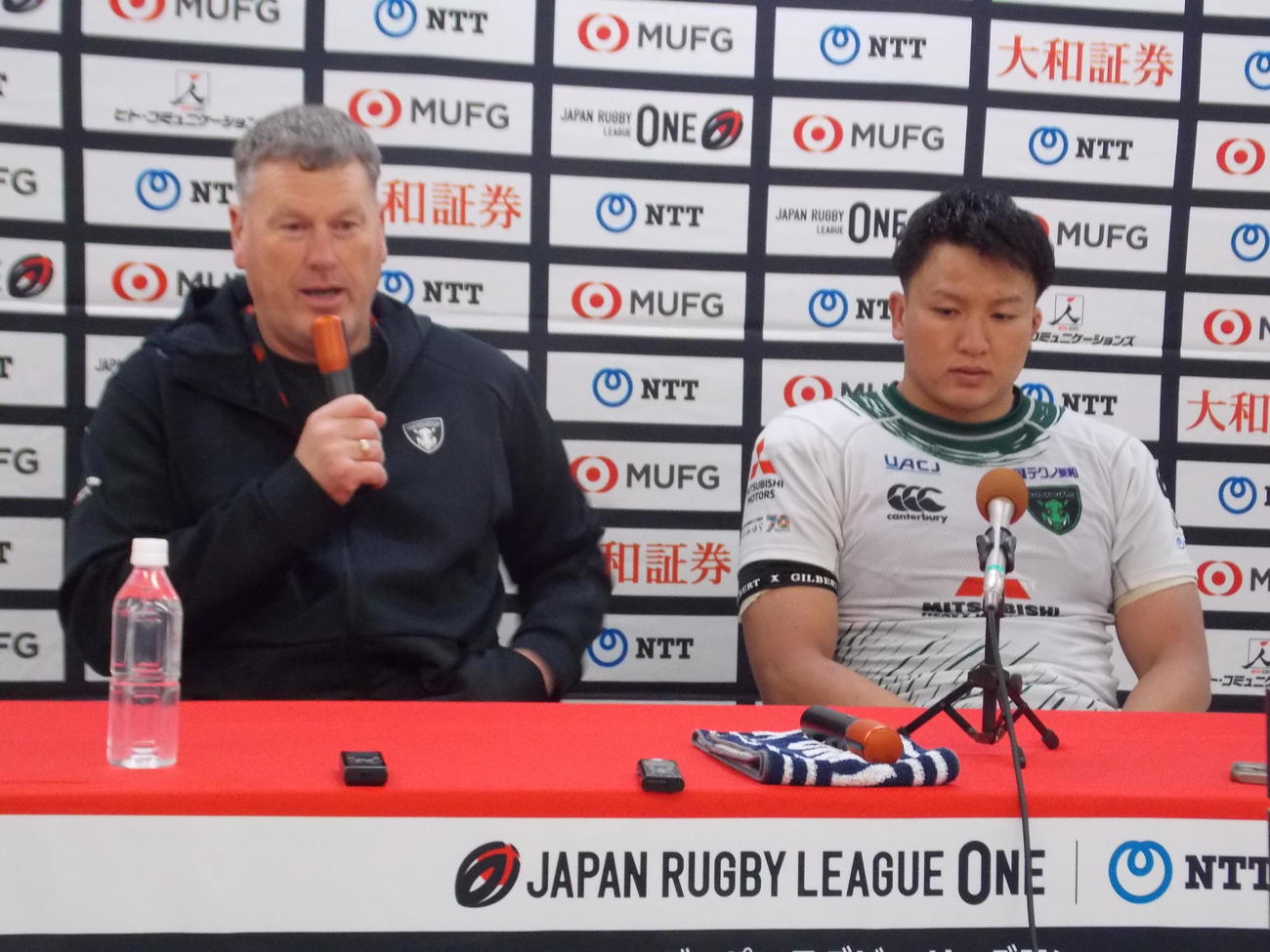 今季の全試合が終了し、振り返る相模原のグレン・ディレーニー・ヘッドコーチ（左）とゲーム主将の吉田杏（撮影・松本航）