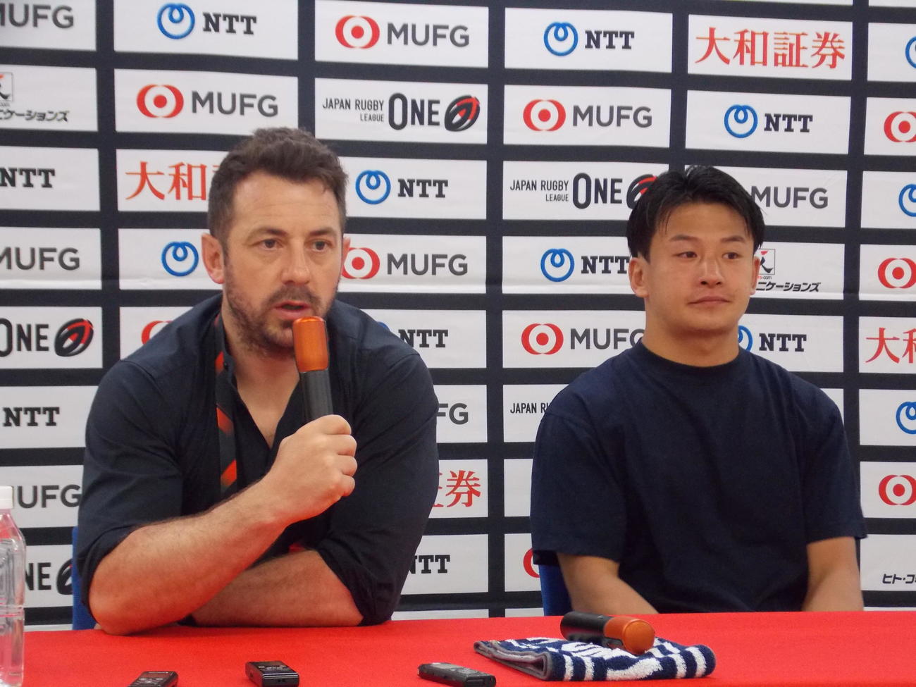 相模原戦の勝利後、思いを語る浦安のグレイグ・レイドロー・ヘッドコーチ（左）と飯沼蓮主将（撮影・松本航）