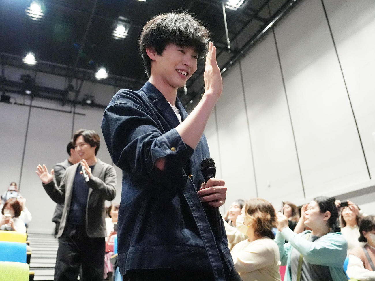 観客席通路を手を振りながら歩く島田高志郎（右）（撮影・森本幸一）